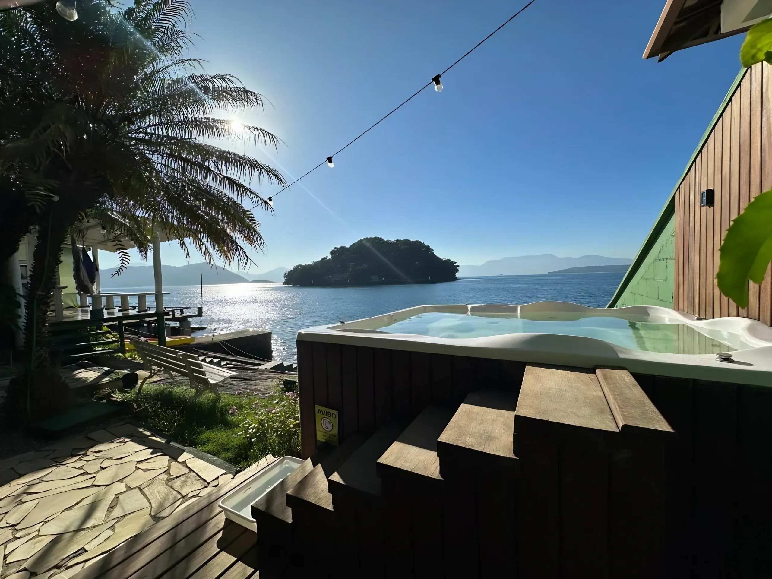 Jacuzzi no deck com vista para a ilha e o mar