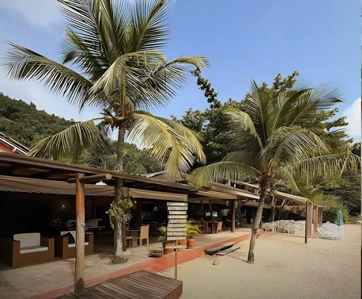 Restaurante pé na areia com coqueiros, na Ilha da Gipóia