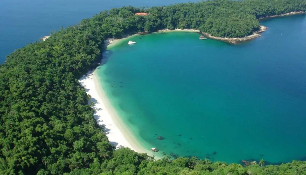 Vista aérea de uma enseada de água verde na Ilha da Gipóia
