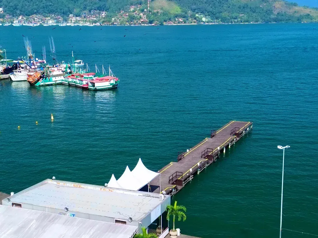Cais de Santa Luzia com barcos de passeio na baía